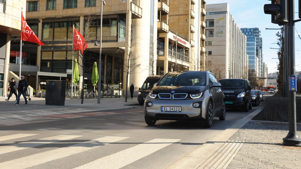 Automobile : en Norvège, la voiture électrique détrône la voiture à essence
Les routes de Norvège voient rouler désormais, et depuis le mois d'août, plus de voitures électriques que de modèles thermiques. Le cap vient d’être franchi et c’est une première mondiale.