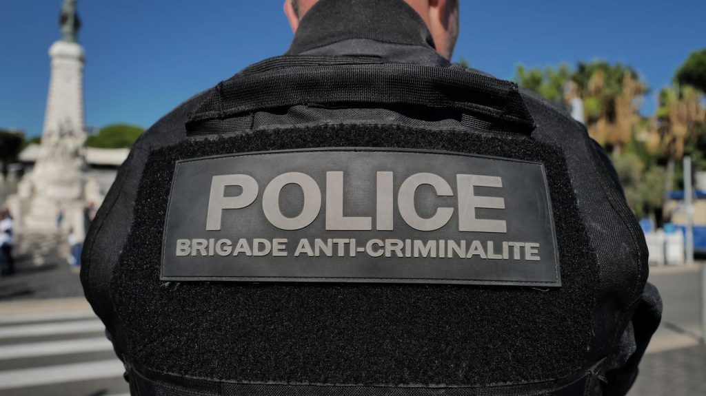 Un voleur se jette dans l'Isère pour échapper à la police et finit sa course en hypothermie à l’hôpital
C'est au moment où le cambrioleur est remonté sur la berge que les policiers de la Bac l'ont interpellé, à La Tronche.
