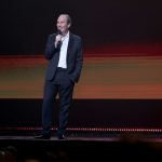 "Comment devenir milliardaire" : on a vu le one man show de Xavier Niel à l'Olympia
Le milliardaire entrepreneur Xavier Niel était sur la scène mythique de l’Olympia à Paris mercredi soir pour une date unique et un spectacle seul en scène à l’occasion de la sortie d’un livre d’entretiens.