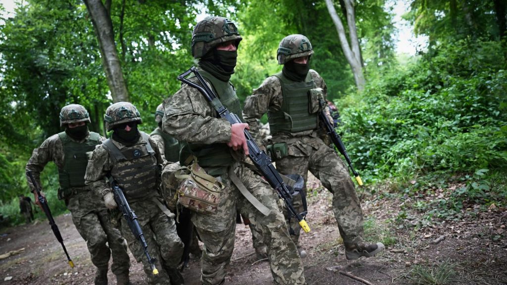 Guerre en Ukraine : à quoi ressemble la 155e brigade ukrainienne formée en France ?
La France est le premier pays à avoir proposé à Kiev une formation militaire à l'échelle d'une brigade. Emmanuel Macron leur rend visite, dans le Grand-Est.