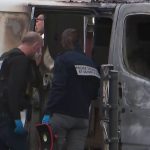 Grenoble : un fourgon blindé de transport de fonds attaqué en plein centre-ville
Des malfaiteurs ont attaqué un blindé de transport de fonds revenant de la Banque de France, jeudi 10 octobre, à Grenoble (Isère). Un échange de tirs a eu lieu devant plusieurs témoins. Les suspects sont toujours recherchés.