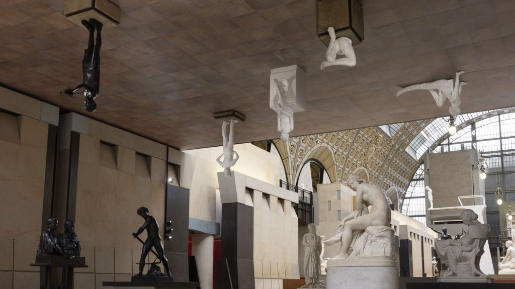 Les artistes contemporains Elmgreen & Dragset nous mettent la tête à l'envers au musée d'Orsay
Le duo présente une série de nouvelles sculptures figuratives sur le thème des masculinités contemporaines dans un dialogue avec la collection permanente du musée d'Orsay.