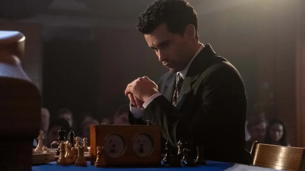 "Rematch" : "On sentait qu'on changeait de civilisation avec ce match de Kasparov contre un ordinateur en 1997", Bruno Nahon, le producteur
"Rematch" raconte le combat d'échecs en six matchs en 1997, à New York, sous l'œil des caméras, entre le champion du monde d'échecs, Garry Kasparov, et un ordinateur hyperpuissant d'IBM, Deep Blue. Un thriller psychologique, un retour aux années 90, une série passionnante en six épisodes disponibles sur arte.tv.