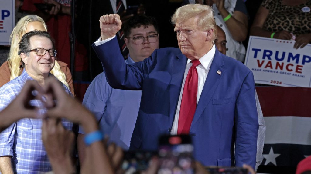 :
Podcast
Donald Trump est un "fasciste", l'exploit de Lille et le ras-le-bol des téléphones aux concerts : ça dit quoi ce 24 octobre ?
Ce jeudi 24 octobre, Lille compte deux victoires en Ligue des Champions contre les deux clubs de Madrid, Donald Trump est un "fasciste" selon sa rivale Kamala Harris et Bob Dylan confisque les téléphones pour ses concerts à Paris.