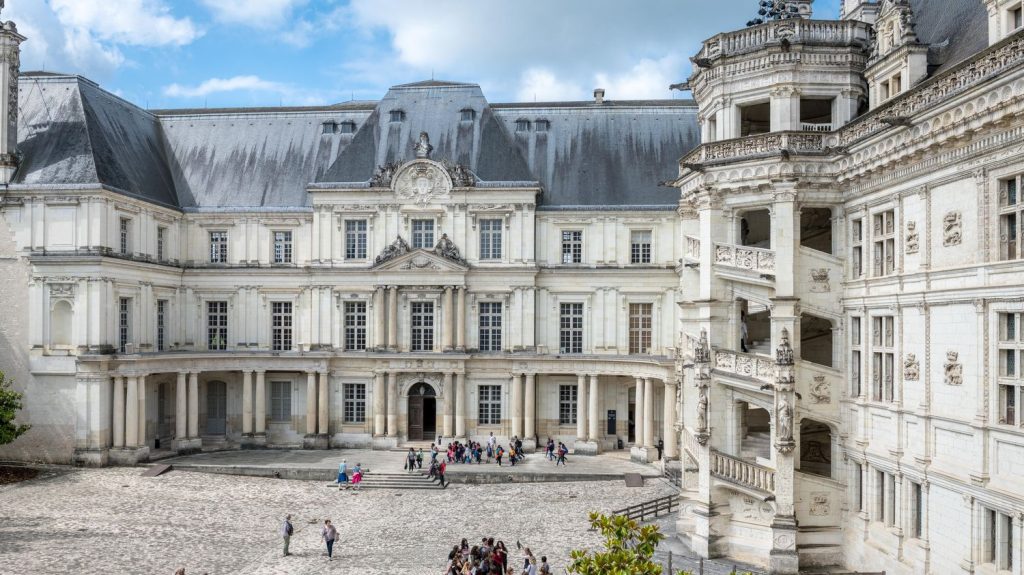 La ville de Blois ouvre ses 27e Rendez-vous de l'histoire centrés sur les problématiques de la ville
Durant ces cinq jours, il y aura des débats, des projections et un salon du livre d'histoire où sont attendus, entre autres, Jean-Marie Gustave Le Clézio, Gaël Faye, Maylis de Kerangal et Leïla Slimani.
