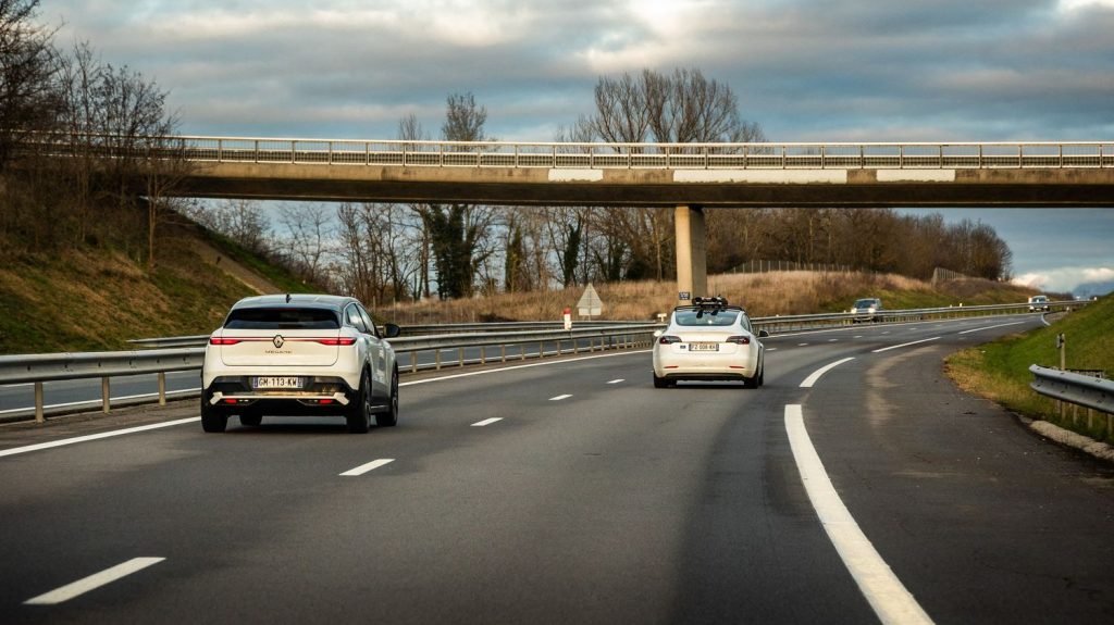 Un accident d'une voiture électrique Tesla fait quatre morts dans les Deux-Sèvres
D'après les premiers éléments de l'enquête, le véhicule aurait percuté à vive allure plusieurs panneaux de signalisation.