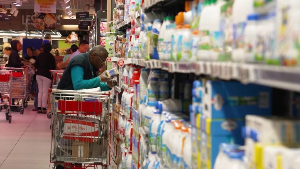 Mobilisation contre la vie chère en Martinique : un accord pour baisser certains prix
En Martinique, les prix de plus de 6 000 produits vont baisser de 20% en moyenne, après un accord obtenu entre l'État, les distributeurs et les transporteurs, mercredi 16 octobre.
