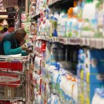Mobilisation contre la vie chère en Martinique : un accord pour baisser certains prix
En Martinique, les prix de plus de 6 000 produits vont baisser de 20% en moyenne, après un accord obtenu entre l'État, les distributeurs et les transporteurs, mercredi 16 octobre.