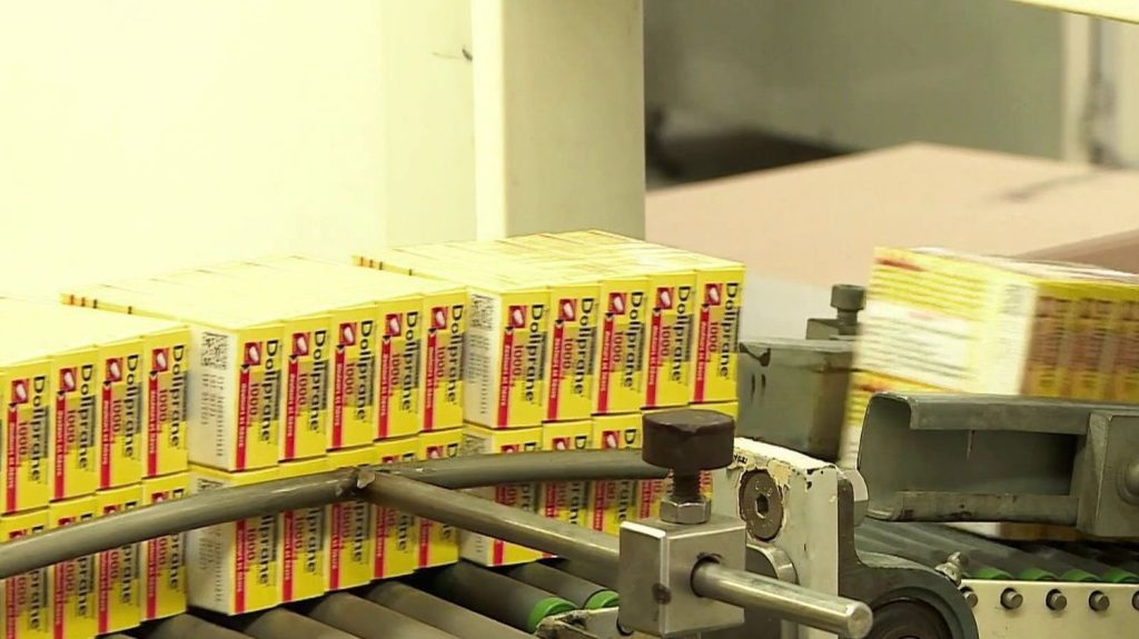 Vente de Doliprane : avec l'État actionnaire, les garanties sont-elles suffisantes ?
L'État va entrer au capital de Sanofi, mais la filiale qui produit le Doliprane passera sous pavillon américain. Le gouvernement a imposé des conditions, qui ne sont pas suffisantes aux yeux des salariés.