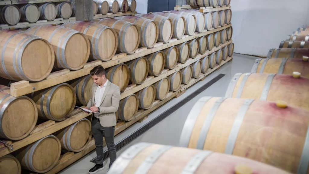 Les défis de la vigne et du vin : selon Jean Viard, "les agriculteurs et les consommateurs sont dans une bataille très forte face à l'évolution du climat"
À l'occasion du Congrès mondial de la vigne et du vin, du 14 au 18 octobre à Dijon, et d'une conférence ce week-end, réunissant les ministres de l’agriculture des pays membres de l’Organisation internationale de la vigne et du vin, le sociologue Jean Viard évoque les défis d'adaptation de cette filière, face à l'évolution climatique.