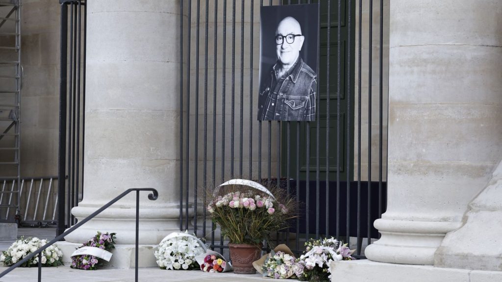 Personnalités et anonymes en nombre pour un adieu "Splendid" à Michel Blanc
"C'est une personne qui nous a fait rire, on a regardé tous ses films", a confié un septuagénaire venu rendre un dernier hommage à l'acteur qui s'est éteint le 3 octobre 2024.