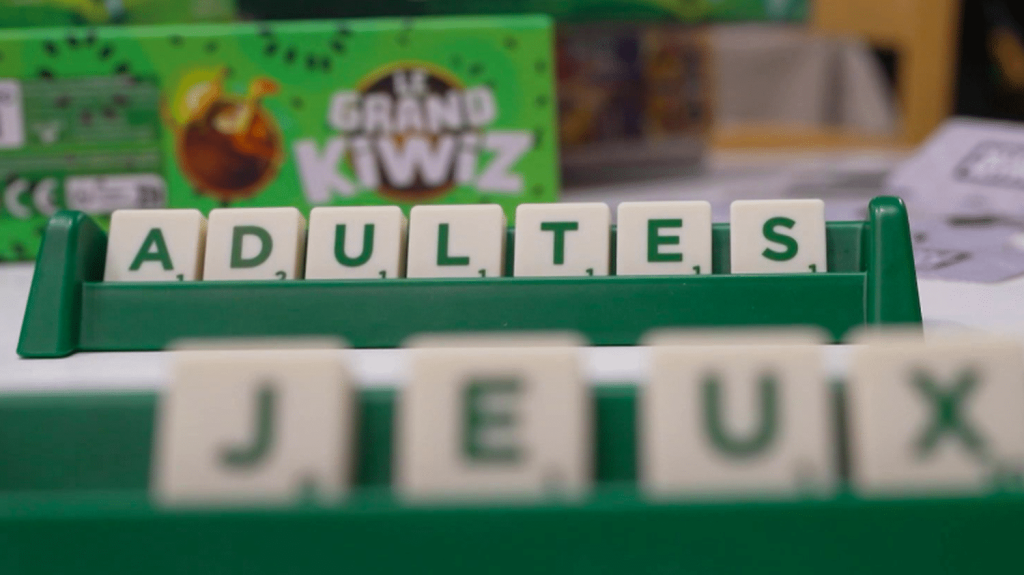 Jouets : quand les adultes se prennent au jeu
Les "kidultes", des adultes qui ont gardé leur âme d'enfant, sont de plus en plus nombreux. Ils adorent notamment les jeux de société, avec les plateaux, les dés et les pions, loin des écrans, et se retrouvent dans des bars spécialisés.