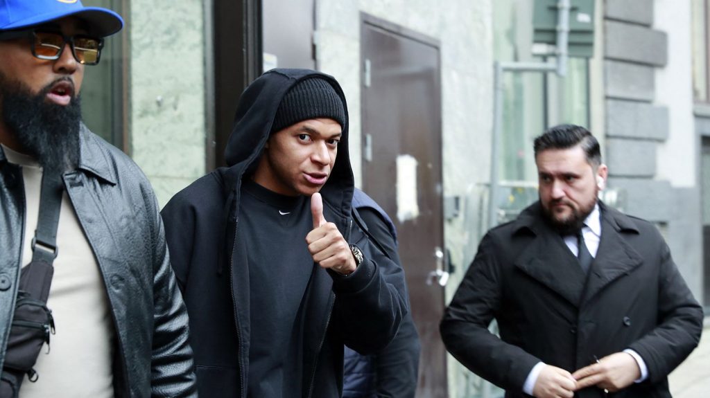 :
Podcast
Kylian Mbappé cité dans une affaire de viol, vaccinations contre le Covid, et grève chez un géant du jeu vidéo : ça dit quoi ce 15 octobre ?
Ce mardi 15 octobre, le clan Mbappé dénonce des rumeurs le liant à une affaire de viol en Suède, une nouvelle campagne de vaccination contre le Covid et la grippe débute en France, et des salariés d'Ubisoft sont en grève pour trois jours.
