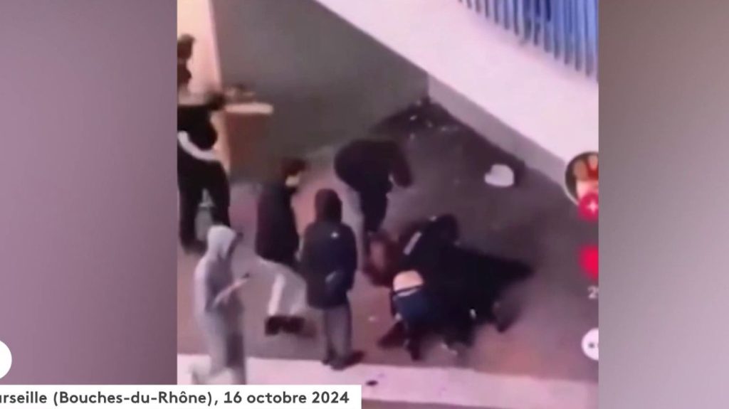 Marseille : des policiers agressés par des dealers
À Marseille (Bouches-du-Rhône), des policiers se sont fait rouer de coups dans les quartiers nord, alors qu'ils procédaient à l'interpellation d'un dealer pris en flagrant délit.