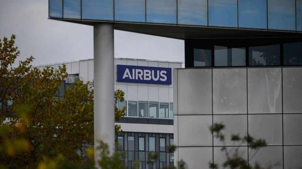 Airbus va supprimer "jusqu'à 2 500 postes" dans sa branche défense et espace
Le géant industriel européen justifie cette décision par un "contexte difficile pour l'activité".