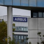 Airbus va supprimer "jusqu'à 2 500 postes" dans sa branche défense et espace
Le géant industriel européen justifie cette décision par un "contexte difficile pour l'activité".
