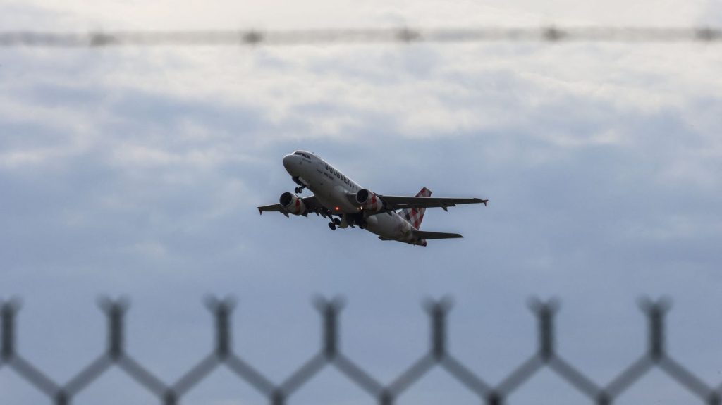 Airbus livre le tout premier A321XLR à la compagnie aérienne Iberia
L'appareil doit permettre de rallier de nouvelles destinations, sur d'autres continents sans escale, rapporte France Bleu Occitanie.