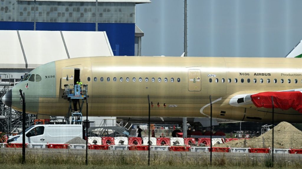 Aéronautique : Airbus se réorganise pour réduire ses coûts de production
Alors que l’américain Boeing annonce un plan de licenciement de 17 000 personnes, l’européen Airbus taille dans ses frais de fonctionnement. L’objectif est de se concentrer sur les cadences de production.