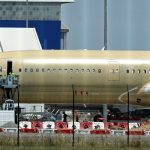 Aéronautique : Airbus se réorganise pour réduire ses coûts de production
Alors que l’américain Boeing annonce un plan de licenciement de 17 000 personnes, l’européen Airbus taille dans ses frais de fonctionnement. L’objectif est de se concentrer sur les cadences de production.