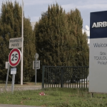 Airbus : l'entreprise va supprimer jusqu'à 2 500 postes dans sa branche défense et espace
Airbus va supprimer jusqu'à 2 500 postes dans sa branche défense et espace. La direction n'a pas donné d'indication sur la répartition de ces suppressions d'emplois dans cette branche, qui compte 35 000 salariés dans le monde, dont 7 000 en France.