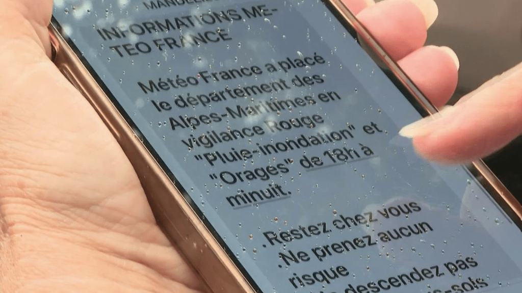 Intempéries dans les Alpes-Maritimes : des alertes SMS envoyées aux habitants de Mandelieu-la-Napoule
Les Alpes-Maritimes sont passées en alerte rouge pour pluie, inondation et orage à la mi-journée du jeudi 17 octobre. Les habitants de la commune ont reçu sur leurs téléphones portables un message d'alerte signalé par un son strident, leur indiquant de rester chez eux.