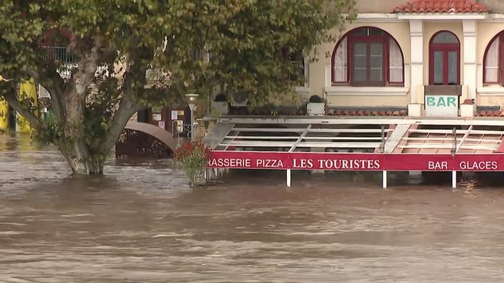 Inondations : dans le Gard et en Ardèche, des communes en état d'alerte
Des personnes habitant près des quais ont été évacuées dans le Gard à cause des inondations, jeudi 17 octobre. En Ardèche, des écoles seront fermées vendredi.