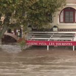 Inondations : dans le Gard et en Ardèche, des communes en état d'alerte
Des personnes habitant près des quais ont été évacuées dans le Gard à cause des inondations, jeudi 17 octobre. En Ardèche, des écoles seront fermées vendredi.