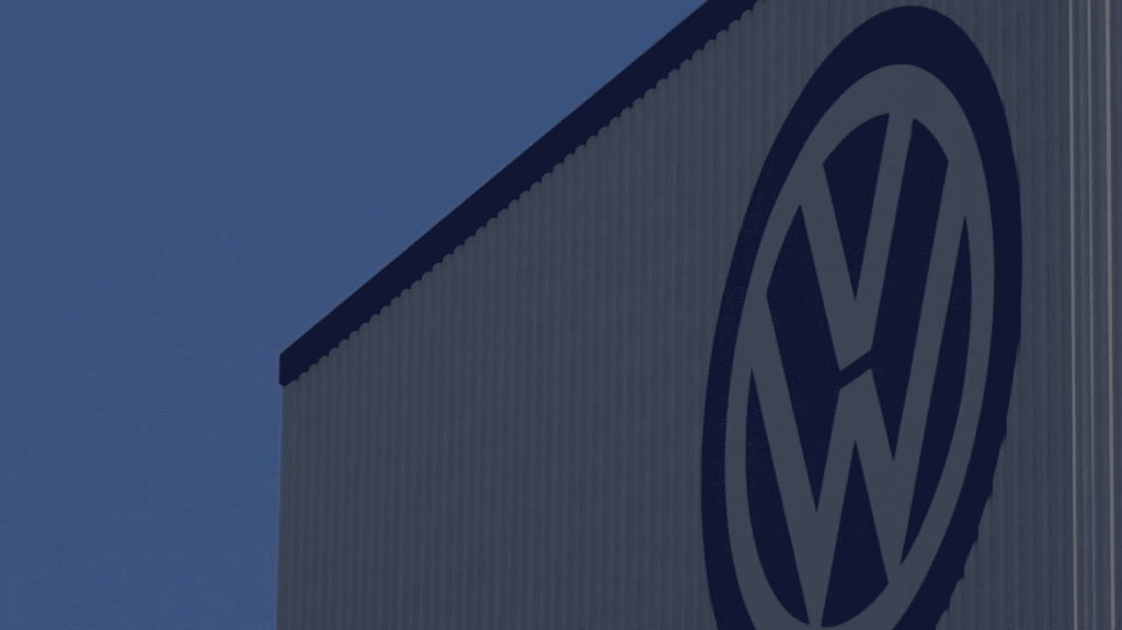Allemagne : Volkswagen va fermer trois usines, une décision historique
En Allemagne, le constructeur automobile Volkswagen a annoncé la fermeture de trois usines dans le pays. Des dizaines de milliers d'emplois vont être supprimés. Face à la chute des commandes et des investissements, faut-il craindre la désindustrialisation du pays et la fin d'un modèle ?