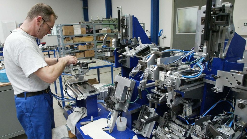 Temps de travail : en Allemagne, la semaine de quatre jours a le vent en poupe
La réflexion sur l'organisation du travail passe de plus en plus souvent par une remise en cause du schéma traditionnel de cinq jours travaillés et deux chômés. En Allemagne, une nouvelle expérimentation de la semaine de quatre jours vient d'être réalisée, avec succès.