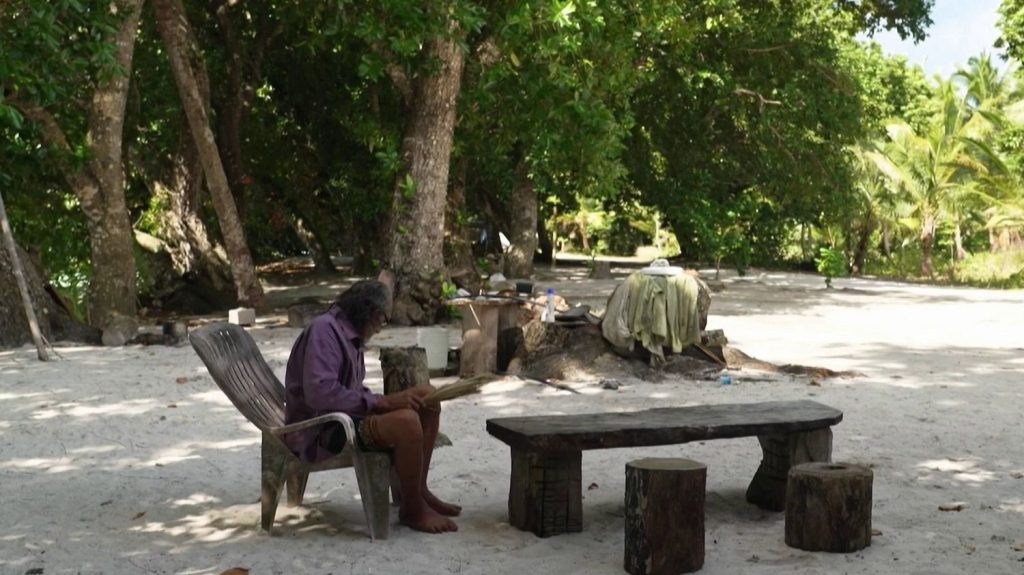 Wallis et Futuna : l'île d'Alofi et son unique habitant
Le feuilleton du 13 Heures à Wallis et Futuna prend fin vendredi 18 octobre, sur l'île d'Alofi avec Atelemo Lie, un Robinson Crusoé des temps modernes.