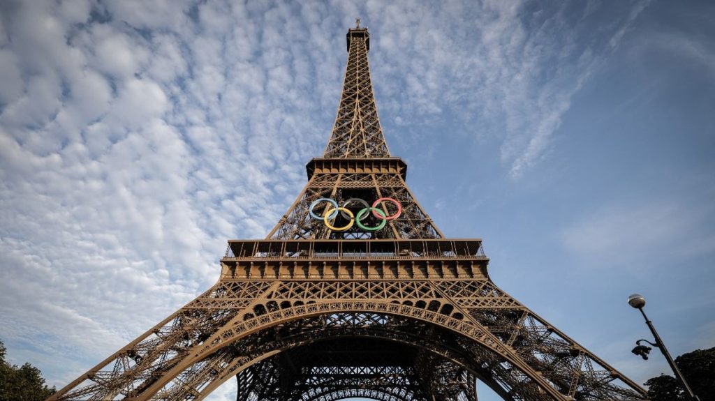 Faisabilité technique, coût financier... Le souhait d'Anne Hidalgo de revoir les anneaux olympiques sur la Tour Eiffel a du plomb dans l'aile
La maire de Paris espère voir réinstaller sur le monument des anneaux plus légers et plus résistants aux aléas météorologiques, mais sa proposition se heurte à des doutes d'ordre techniques, financiers et politiques.
