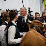 Mises en pause sur les normes, vaccination gratuite, attaques de loup… Les annonces du gouvernement pour tenter de rassurer le monde agricole
Avec la ministre de l'Agriculture Annie Genevard, Michel Barnier s'est rendu au Sommet de l'élevage, dans le Puy-de-Dôme, pour soutenir des professionnels confrontés à des difficultés financières et épidémiques.