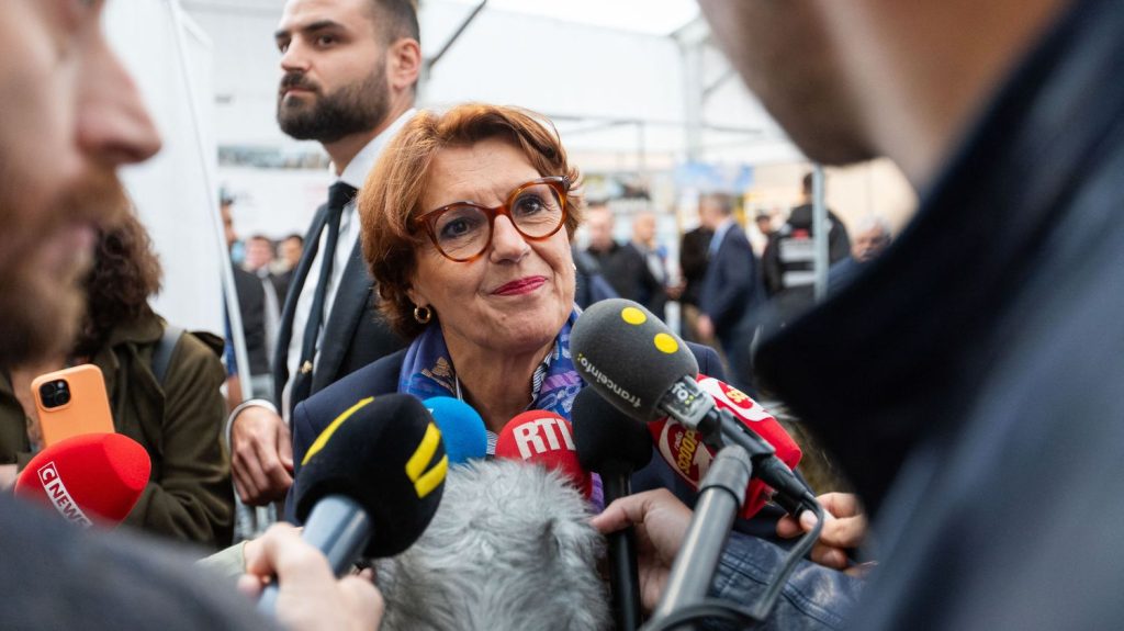 Reportage
Les éleveurs en Haute-Saône appelés à tuer les loups : "On ne peut pas inviter les éleveurs à se mettre dans l'illégalité", réagit la ministre de l'Agriculture
Annie Genevard était au sommet de l’élevage de Cournon alors que le président des agriculteurs de Haute-Saône a appelé les éleveurs de son département à "sortir armés" et à "taper" des loups afin de protéger leurs troupeaux.