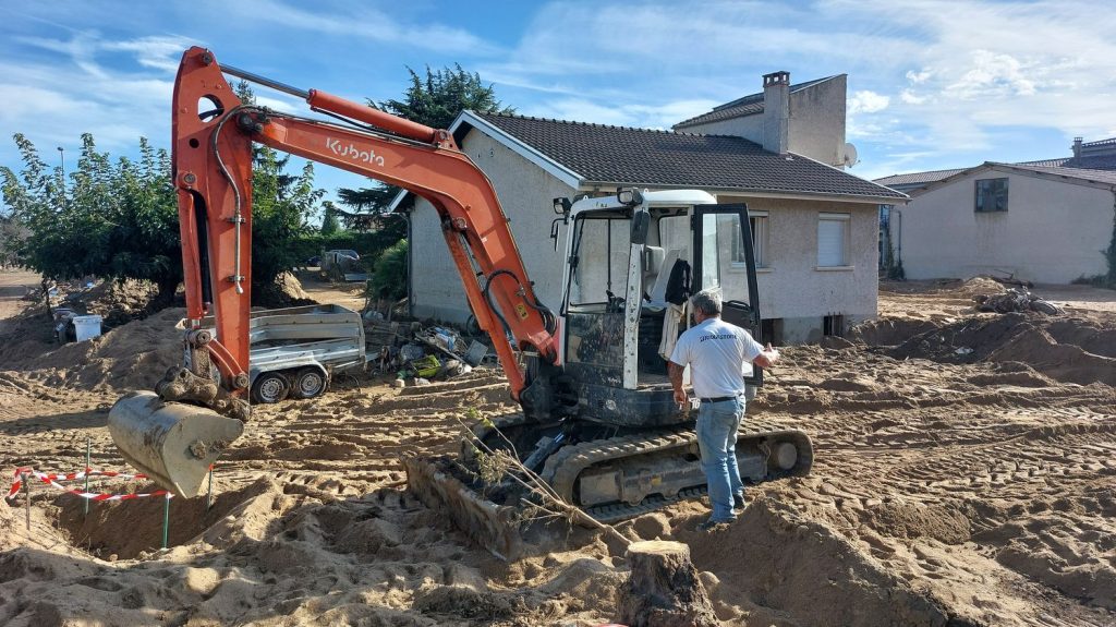 "On a besoin de bras ! Venez nous aider !" : l'appel au secours des habitants de Limony, en Ardèche, une semaine après les inondations
Un nouvel épisode de fortes pluies menace le sud-est du pays, une semaine après les spectaculaires inondations qui ont ravagé de nombreuses communes, notamment en Ardèche.