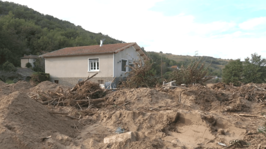 Intempéries : après les inondations, un village ardéchois est enseveli sous le sable
La semaine dernière, l'Ardèche subissait des inondations inédites. À Limony, un des villages les plus durement touchés, la crue a laissé place à des tonnes de sable. Les habitants dénoncent un manque d'aides et de moyens des services de l'État.