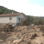 Intempéries : après les inondations, un village ardéchois est enseveli sous le sable
La semaine dernière, l'Ardèche subissait des inondations inédites. À Limony, un des villages les plus durement touchés, la crue a laissé place à des tonnes de sable. Les habitants dénoncent un manque d'aides et de moyens des services de l'État.