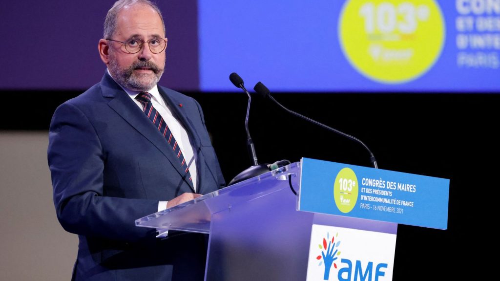 Arrêts maladie des fonctionnaires : cela appauvrirait les agents qui "ne peuvent pas accepter une réduction de revenus", estime le vice-président de l'AMF
Philippe Laurent appelle à plutôt "rechercher les causes" de l'absentéisme et améliorer les conditions de travail.