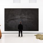 "Arte povera" à la Bourse de commerce : retour magistral sur un mouvement qui a dynamité l'art du XXe siècle en Italie
Devant la Bourse de commerce, le feu, la glace, le bois et les pierres s'exposent. Des œuvres qui résument ce mouvement né en Italie dans les années 1960. Des matériaux pauvres, des installations hors des murs des musées, des mots d'ordre poétiques. L'Arte povera, des artistes indisciplinés à redécouvrir ou à découvrir.