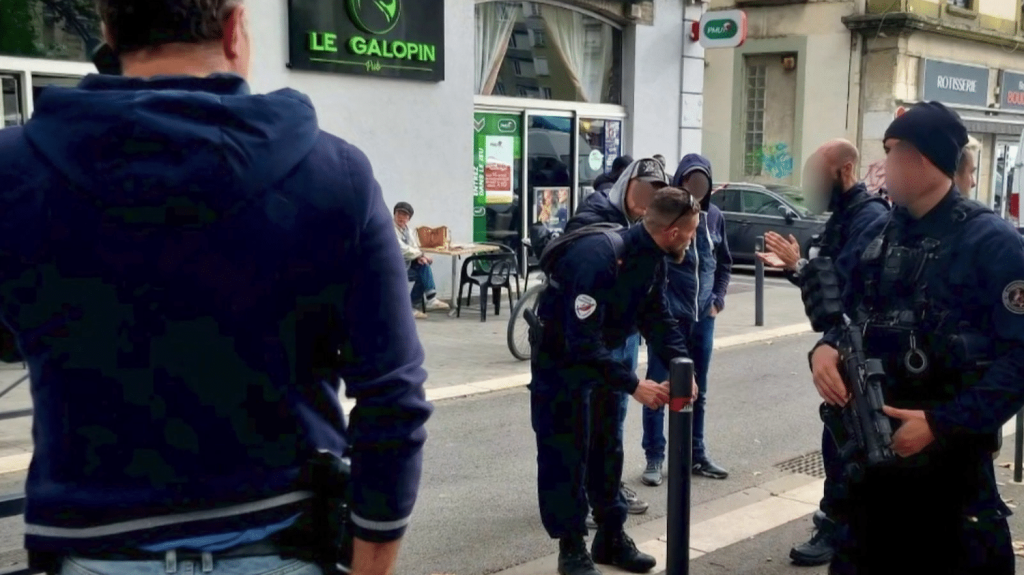 Grenoble : des tirs de kalachnikov sur un marché
Des tirs de kalachnikov ont eu lieu sur un marché à Grenoble, samedi 12 octobre. Plusieurs opérations antistupéfiants ces derniers jours dans la ville pourraient être à l’origine de cette nouvelle séquence.