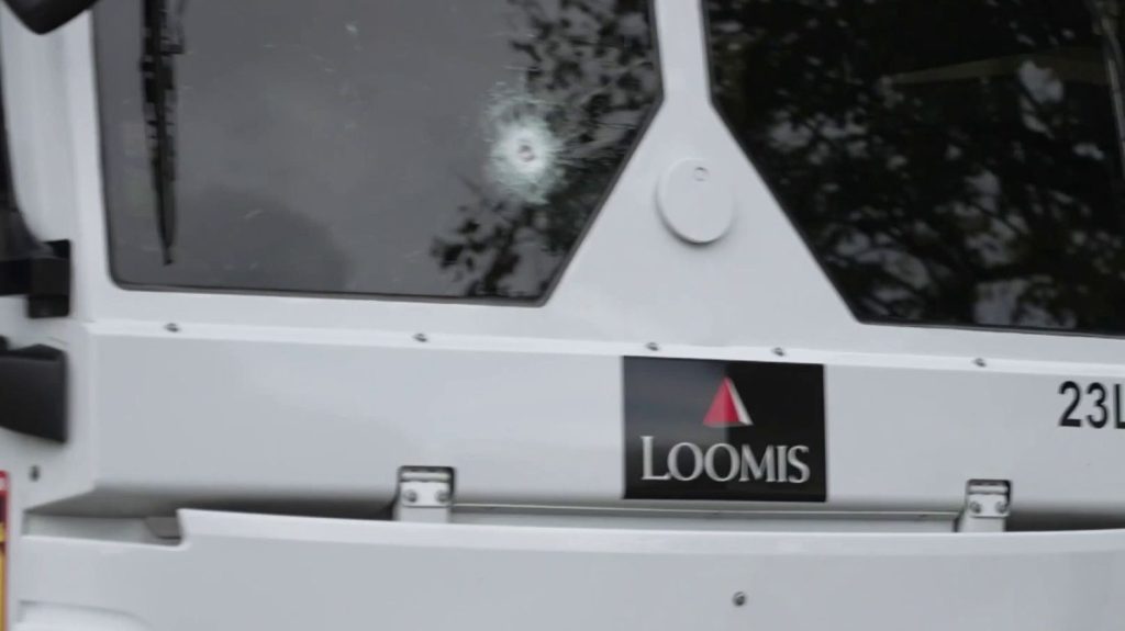 Grenoble : attaque d'un fourgon blindé de transport de fonds
Des hommes cagoulés ont attaqué des convoyeurs de fonds revenant de la Banque de France à Grenoble (Isère), en pleine matinée, jeudi 10 octobre.