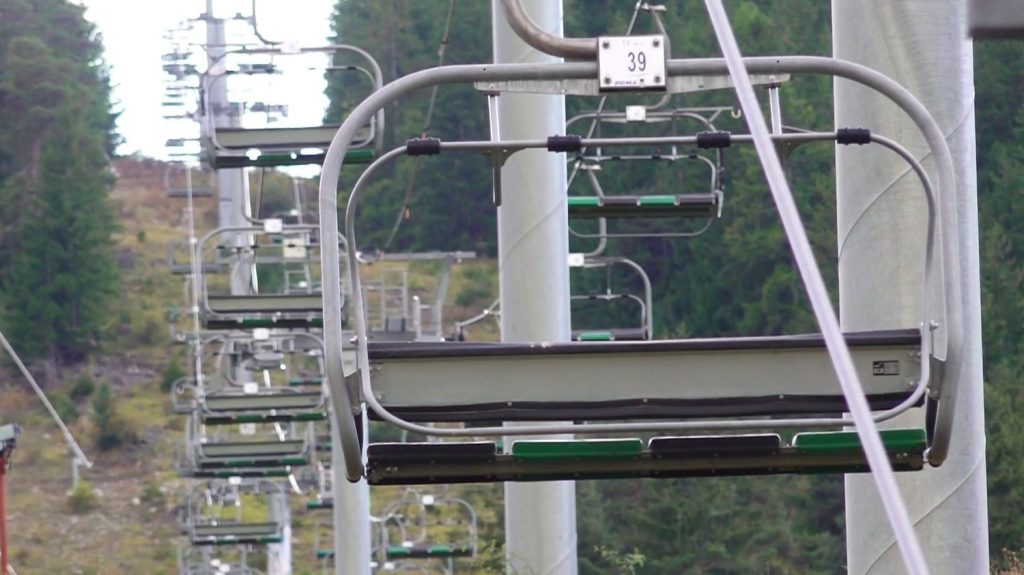 Alpes-de-Haute-Provence : quel avenir pour la station du Grand Puy ?
En raison d’une fréquentation en berne notamment causée par le manque de neige, la station de Seyne-les-Alpes est devenue un véritable problème pour la municipalité. Dimanche 6 octobre, les habitants vont voter pour ou contre le maintien des remontées mécaniques, essentielles à la vie de la station.