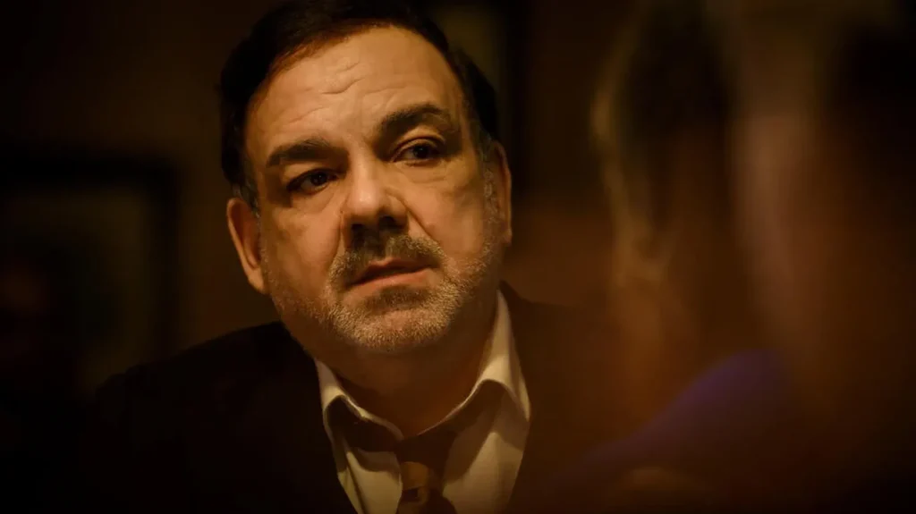 Didier Bourdon, avocat dans "Le Daron" : "Je m'appelle Bourdon, c'est pas par hasard"
Dans sa première série récurrente pour TF1, Didier Bourdon incarne à la fois un avocat fantastique et un père de famille un peu désorienté. Une série judiciaire et légère à découvrir à partir de lundi sur TF1.