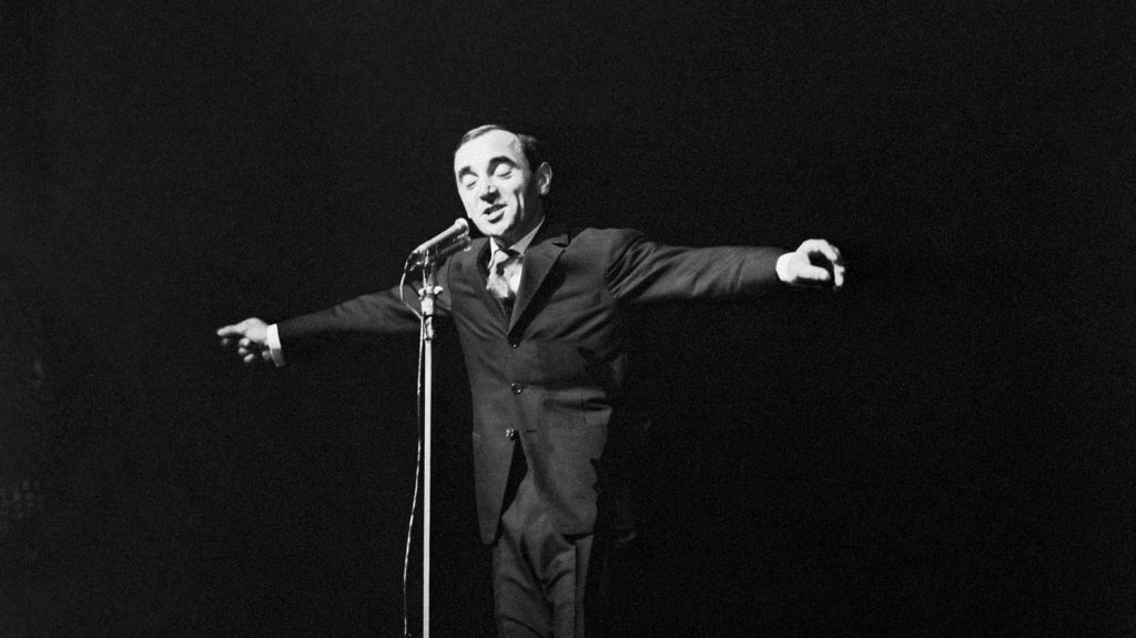 Le jour où la carrière de Charles Aznavour a basculé avec "Je m'voyais déjà"
Incarné par Tahar Rahim dans le biopic "Monsieur Aznavour" qui sort mercredi au cinéma, le "Grand Charles" est entré au Panthéon de la chanson française un soir mémorable de décembre 1960.
