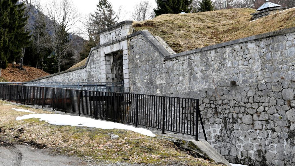 Disparus du fort de Tamié en Savoie : une battue citoyenne organisée pendant deux jours à l'initiative du pôle "cold cases"
Jean-Christophe Morin et Ahmed Hamadou ont disparu à un an d'intervalle en 2011 et 2012. Les enquêteurs pensent que ces affaires sont liées.