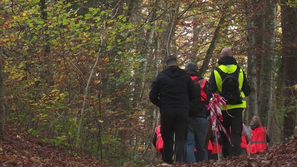 Disparus du fort de Tamié : des battues organisées pendant deux jours
Mardi 29 et mercredi 30 octobre, une vingtaine de bénévoles quadrillent une zone du fort de Tamié, en Savoie, dans l'espoir de retrouver des indices sur la disparition de Jean-Christophe Morin en 2011 et d'Ahmed Amadou en 2012.