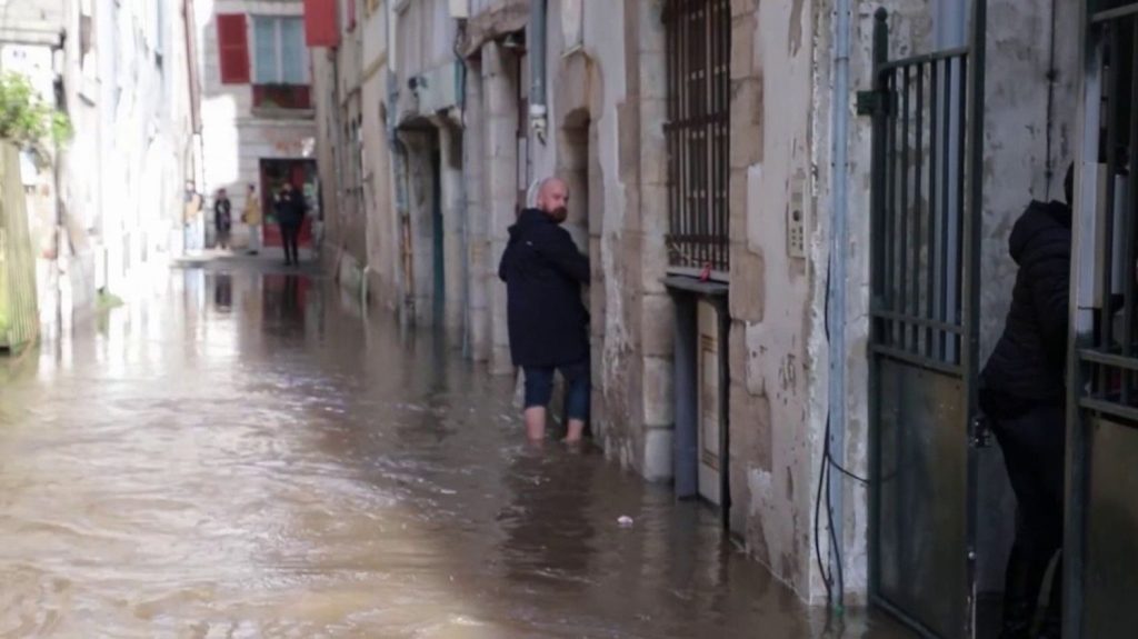 Crues et inondations : Bayonne est toujours en alerte
Les habitants de Bayonne, dans les Pyrénées-Atlantiques, font face à une crue de la Nive, vendredi 18 octobre, après de fortes pluies et un coefficient de marée élevé.