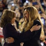 :
Vidéo
"Je suis ici en tant que mère" : au Texas, Beyoncé apporte son soutien à la campagne de Kamala Harris
La star planétaire de la pop est montée sur la scène du meeting de la candidate démocrate, organisé dans son Texas natal.