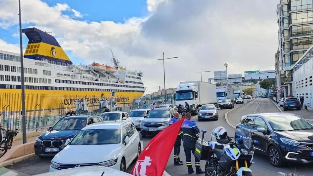 Les ports et aéroports de plusieurs villes de Corse bloqués jeudi après-midi par des salariés de la CCI
Ce mouvement syndical intervient à la suite d'une assemblée générale houleuse de la CCI, jeudi matin, au palais des congrès d'Ajaccio.