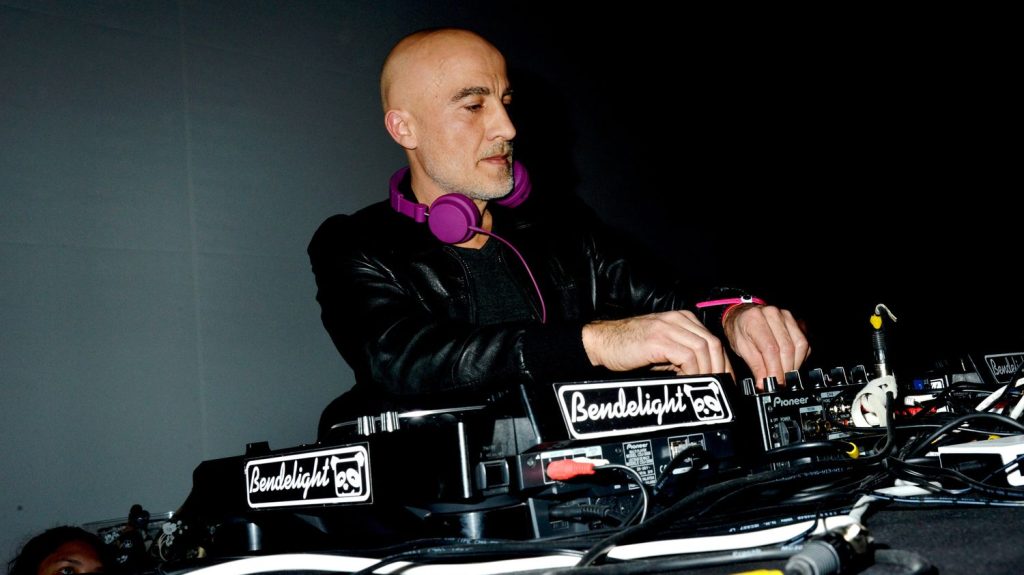 "À un moment, je me suis demandé si j'étais encore capable de faire de la musique" : Boombass refait danser Cassius avec un best-of
Hubert Blanc-Francard, moitié du duo Cassius, propose la première compilation du groupe mythique de la French Touch. Cet album posthume, hommage à Philippe Zdar, est composé de 23 titres, dont un inédit.