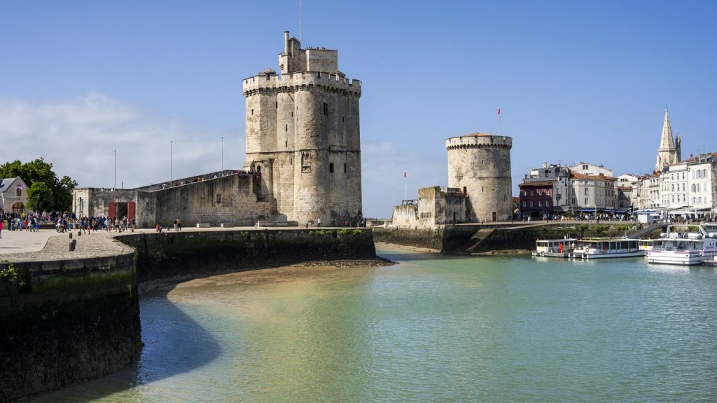 Budget : la Culture relativement épargnée avec une rallonge espérée pour le patrimoine et une réforme imminente du Pass Culture
Le ministère de la Culture se voit allouer un budget de 4,45 milliards d'euros pour 2025, soit le maintien du montant de l'an dernier.